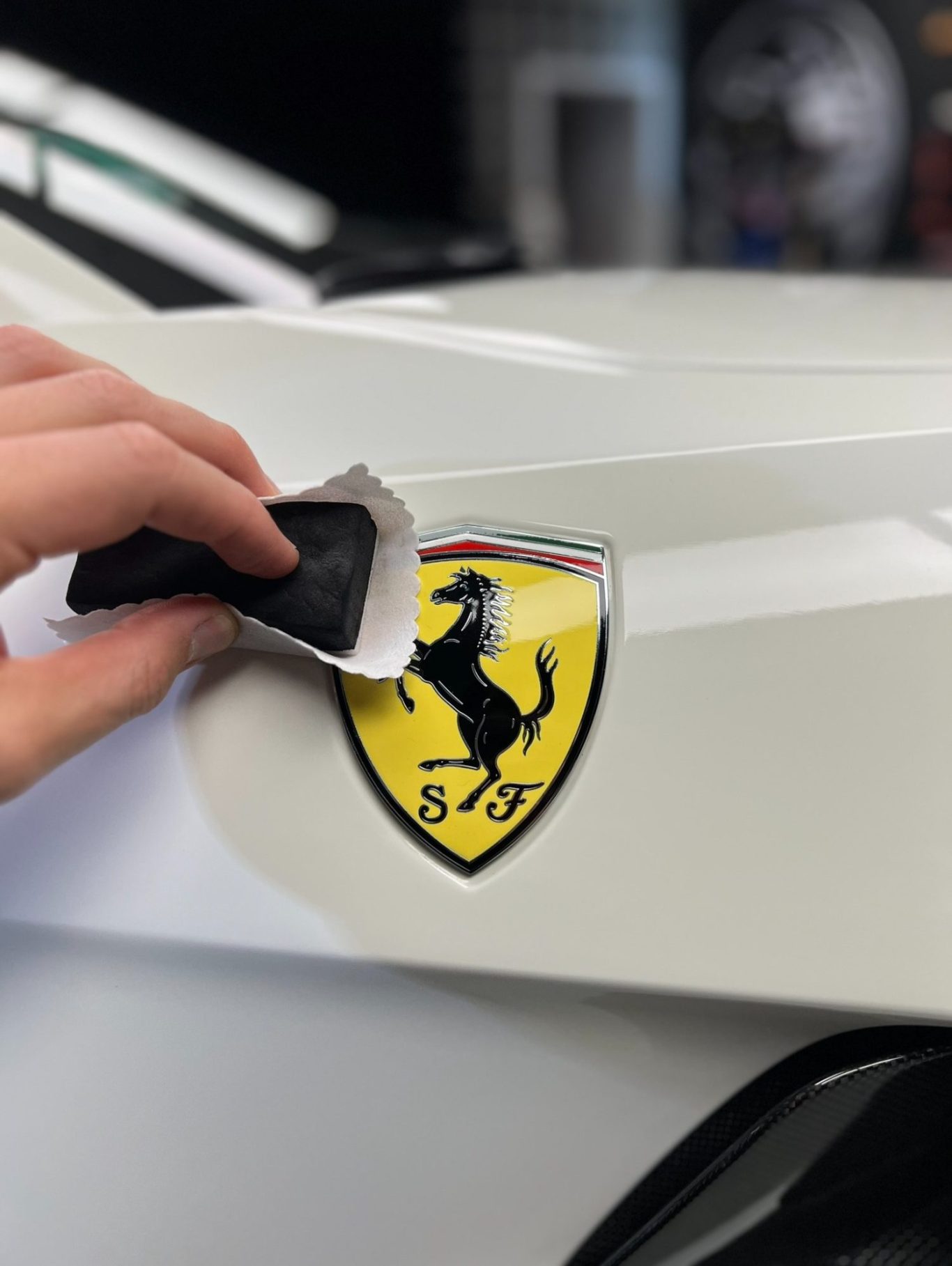 Keramikversiegelung für Ferrari – Premium-Lackschutz in Freiberg am Neckar Ferrari nach professioneller Keramikversiegelung in Freiberg am Neckar mit spiegelndem Lack und perfektem Tiefenglanz